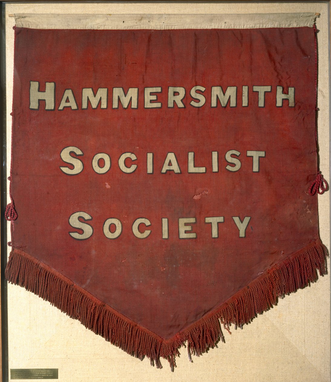 A Hammersmith Szocialista Társaság zászlója (textil) alkotó: William Morris