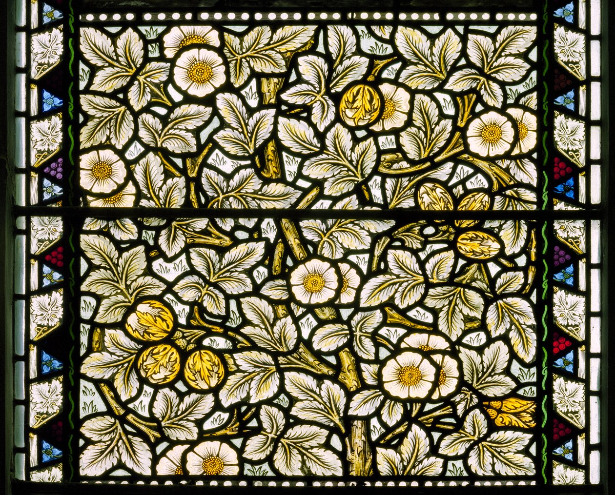 Kirkcaldy Old Kirk, Morris & Co., William Morris, Wild Roses & Hazelnuts, 1886 alkotó: William Morris