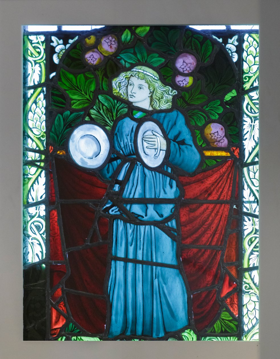 William Morris által tervezett minstrel cintányérokkal alkotó: William Morris