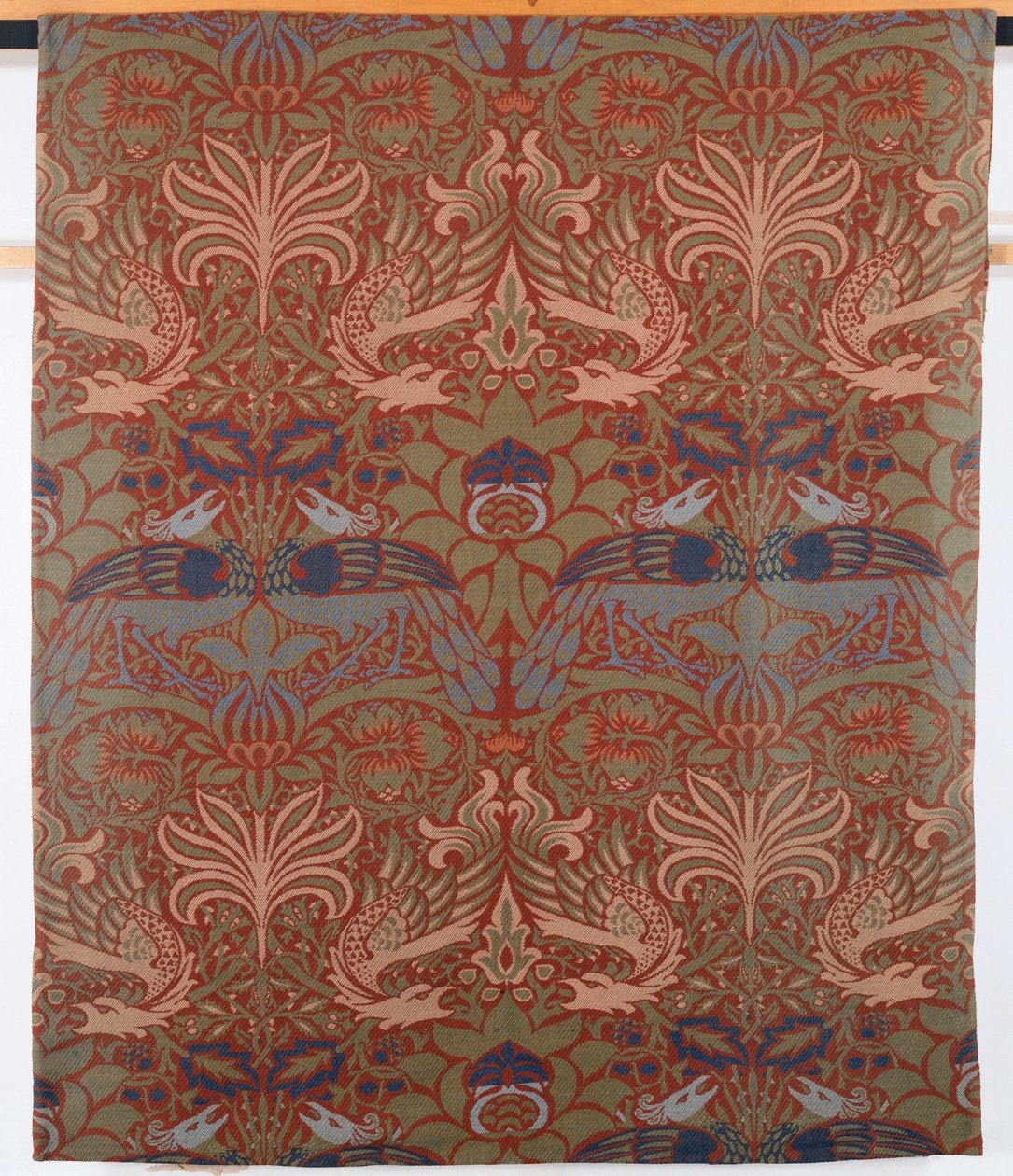 Páva, sárkány, kézzel kirajzolt sávolyfüggöny, Morris & Co., 1878 alkotó: William Morris