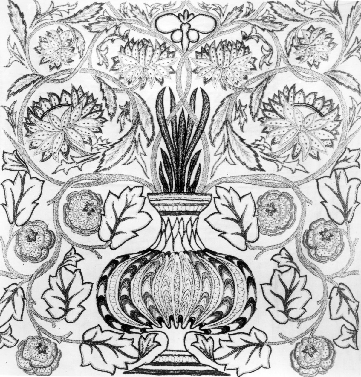 "A virágcserép", William Morris (1834-96) által tervezett és May Morris által kivitelezett hímzett panel (fekete-fehér nyomat). alkotó: William Morris