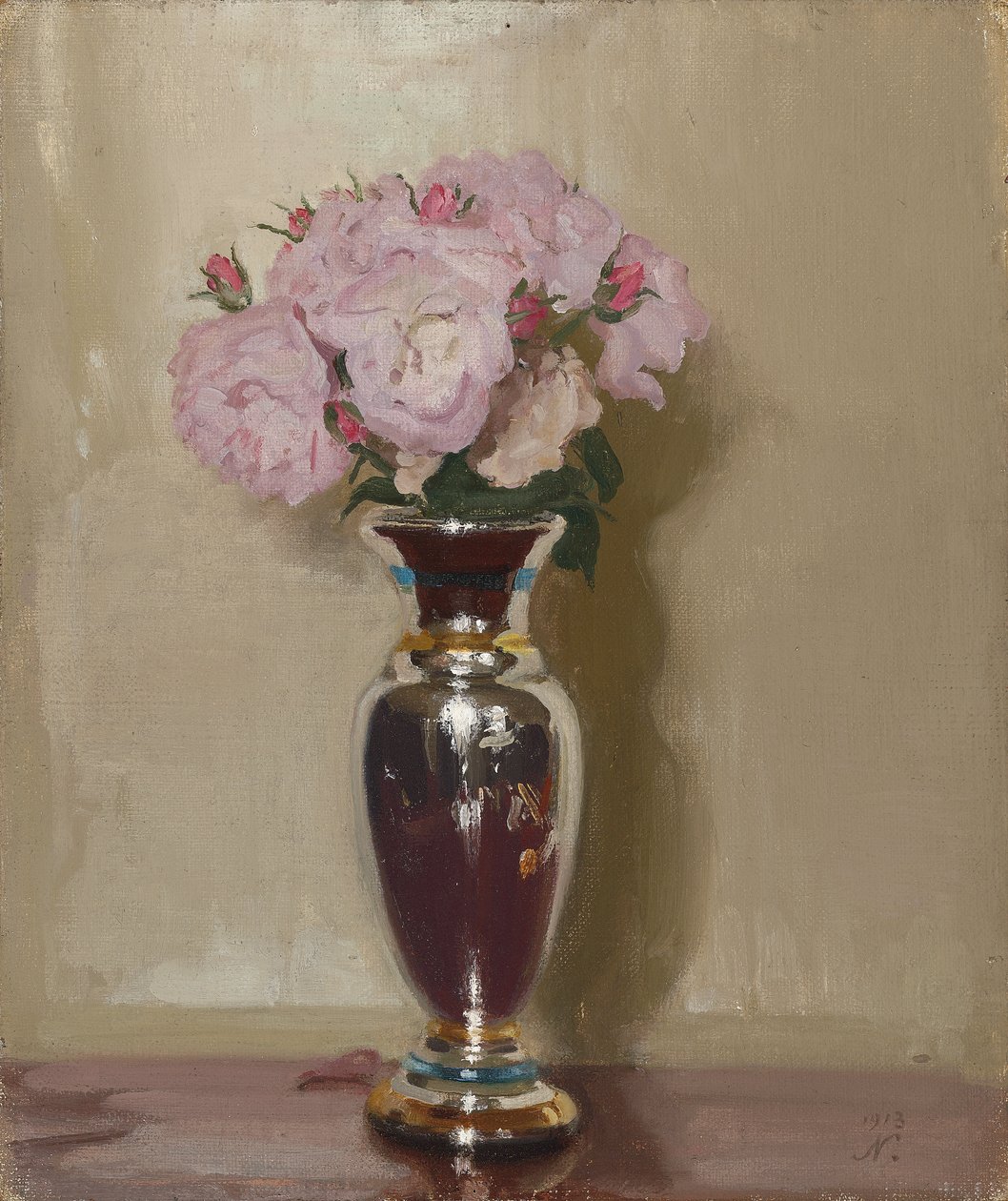 Rózsaszín rózsák ezüst fényű vázában alkotó: William Nicholson