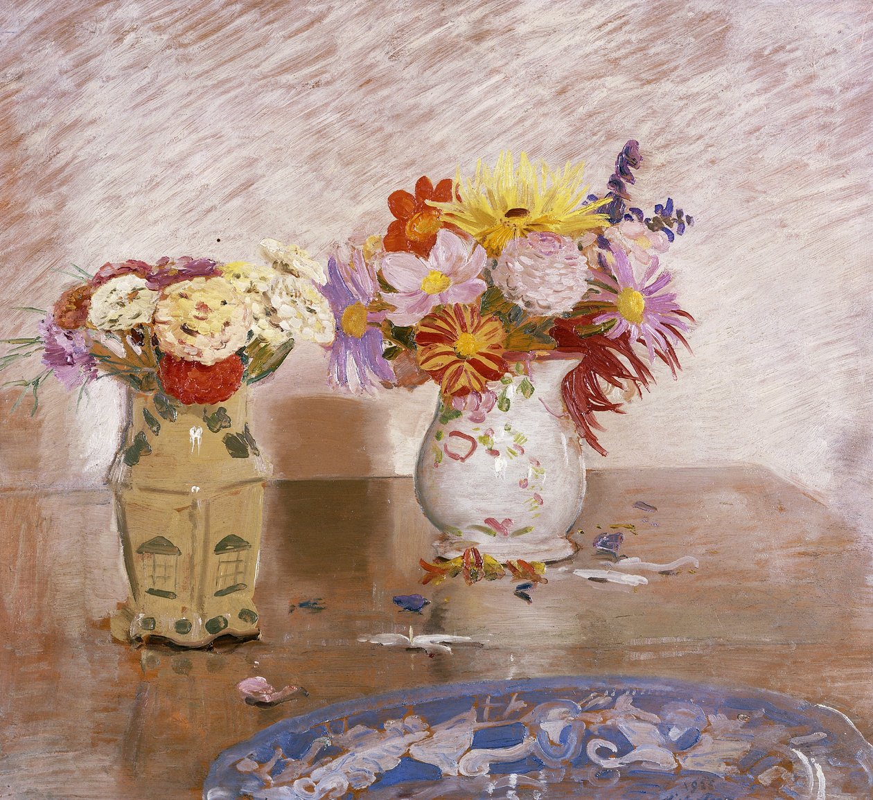 Két váza virággal és egy kék tányér alkotó: William Nicholson