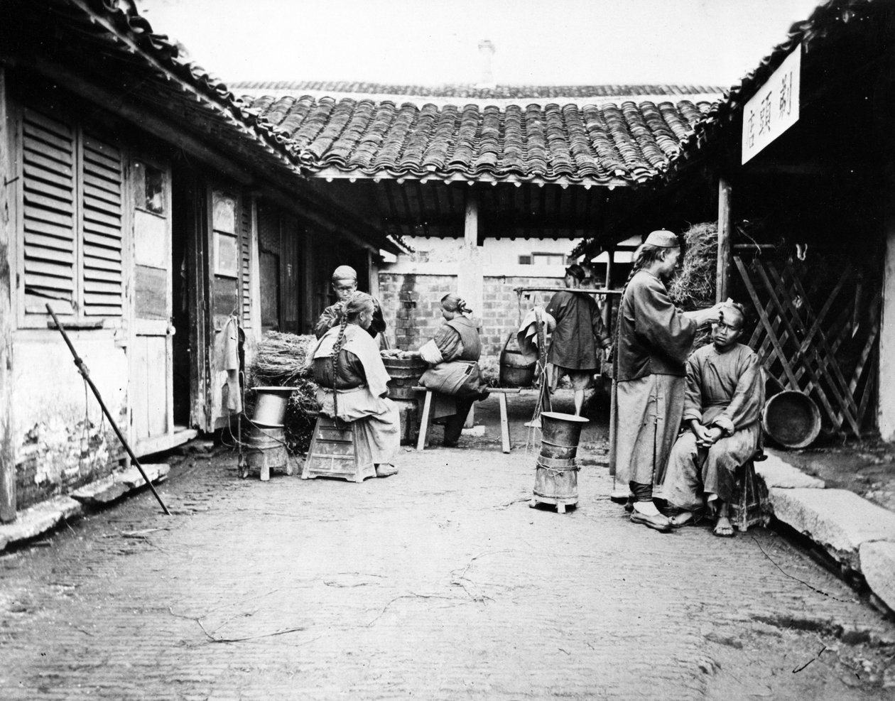 Vándorfodrászok egy vidéki házban, Kína, 1875 körül alkotó: William Saunders