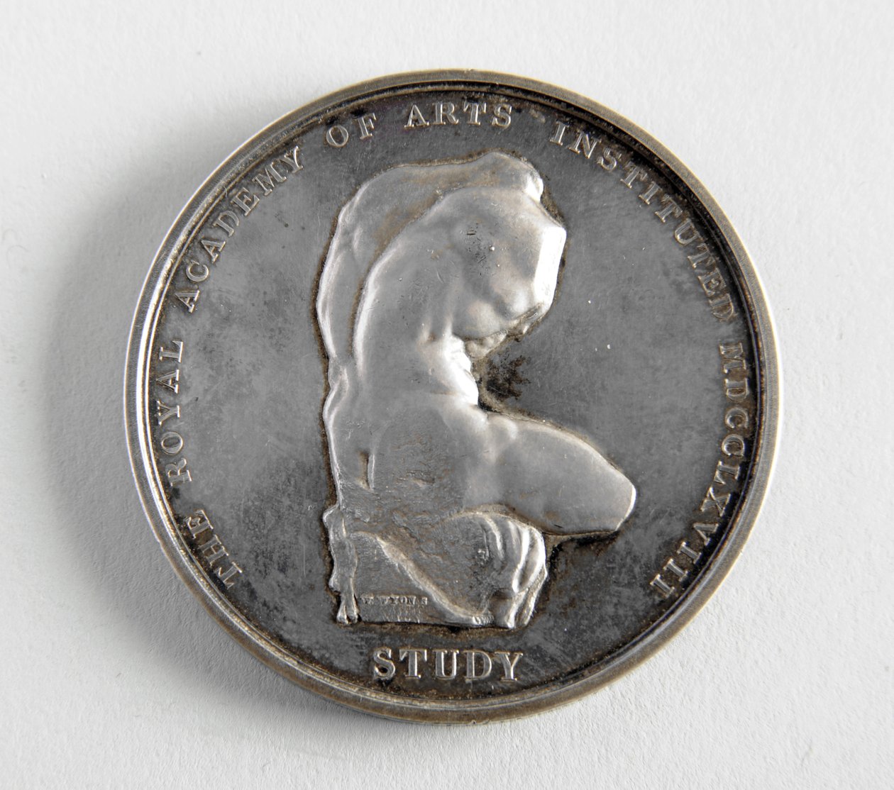 R.A. George Framptonnak ítélték oda 1884.12.10-én a legjobb figuramodellért (fém) alkotó: William Wyon