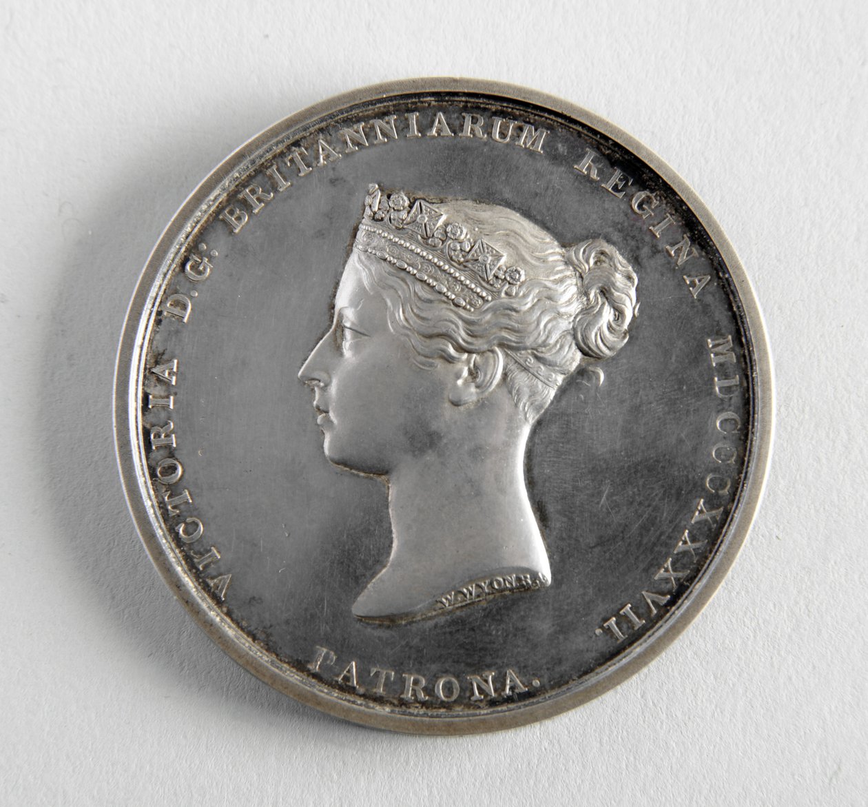 R.A. George Framptonnak ítélték oda 1884.12.10-én a legjobb figuramodellért (fém) alkotó: William Wyon