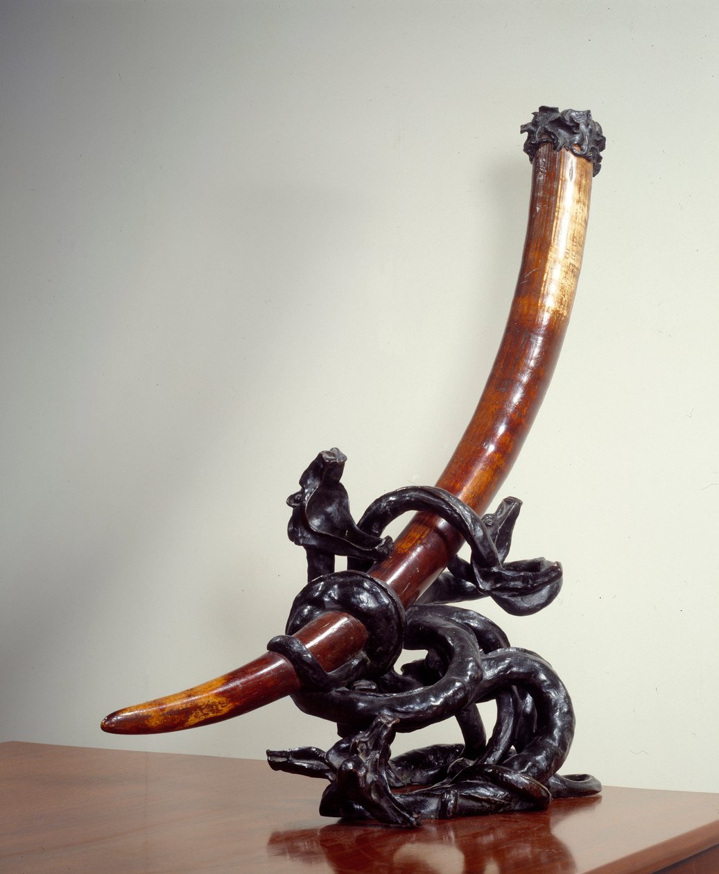 A jó és a rossz harca. Elefántvédelemre szerelt elefántcsont bronz patina. Megvalósította: Leopold Van Strydonck (1861-1937) alkotó: William van Strydonck