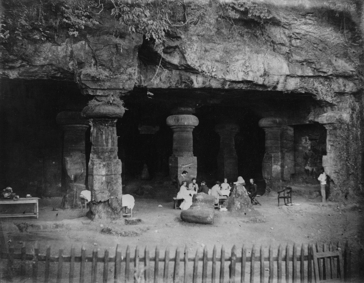 India: piknik a Bombay melletti Elephanta-barlangok bejáratánál, 1870-es évek alkotó: Willoughby Wallace Hooper