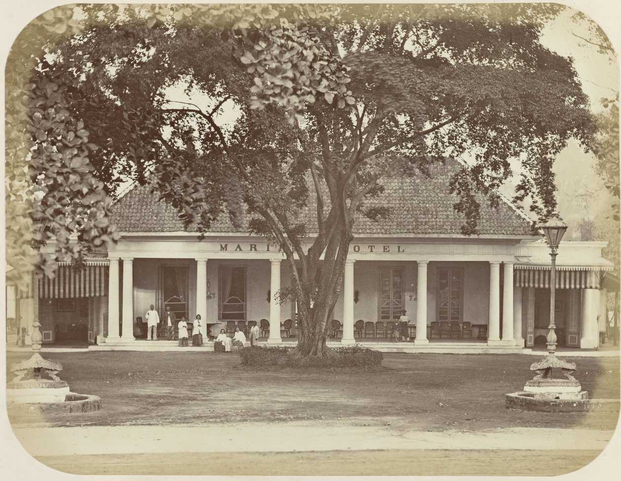 Marine Hotel te Batavia alkotó: Woodbury and Page