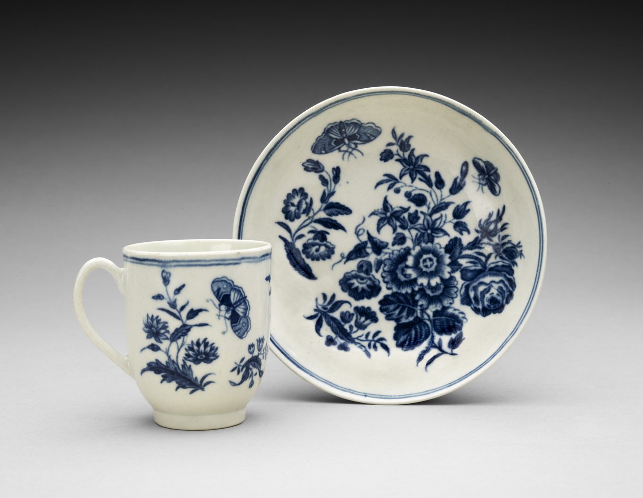 Kávéscsésze és csészealj, c. 1770-1783 (lágypaszta porcelán transzfernyomással) alkotó: Worcester Porcelain Manufactory
