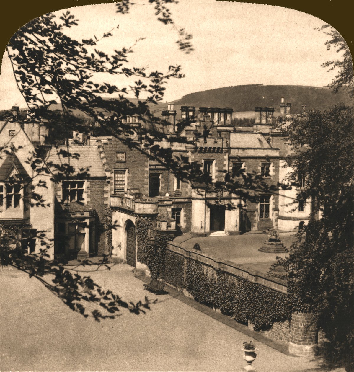 Abbotsford, Sir Walter Scott otthona, Skócia, 1896. alkotó: Works and Sun Sculpture Studios