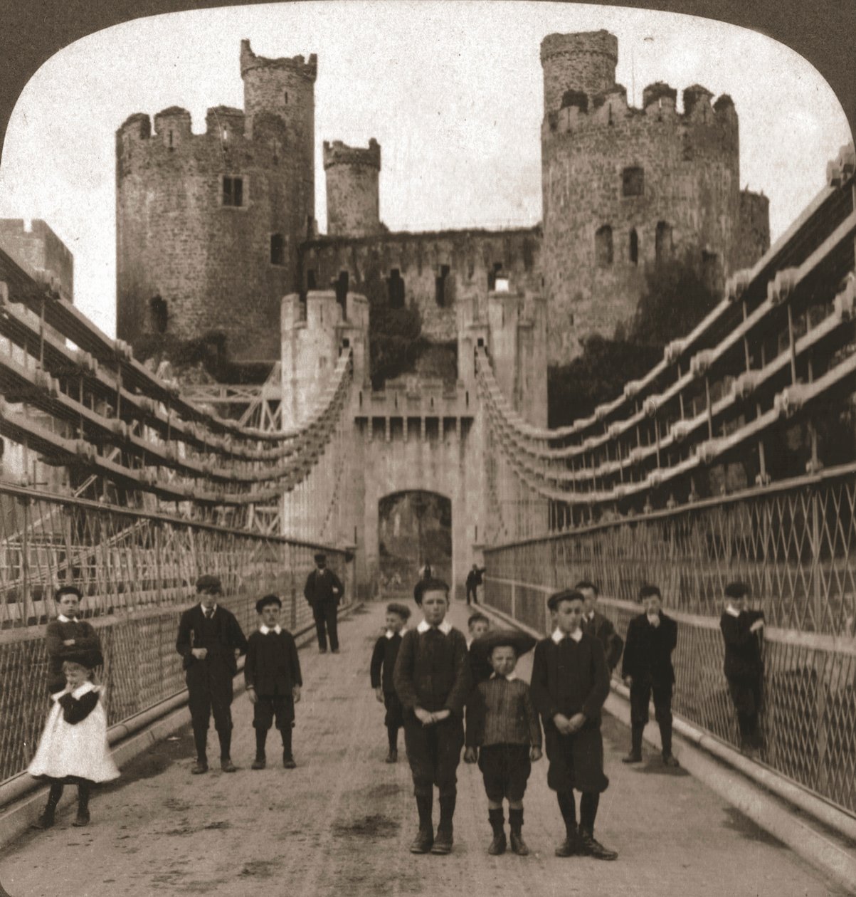 Conway, Wales, Középkori vár és híd, 1901. alkotó: Works and Sun Sculpture Studios