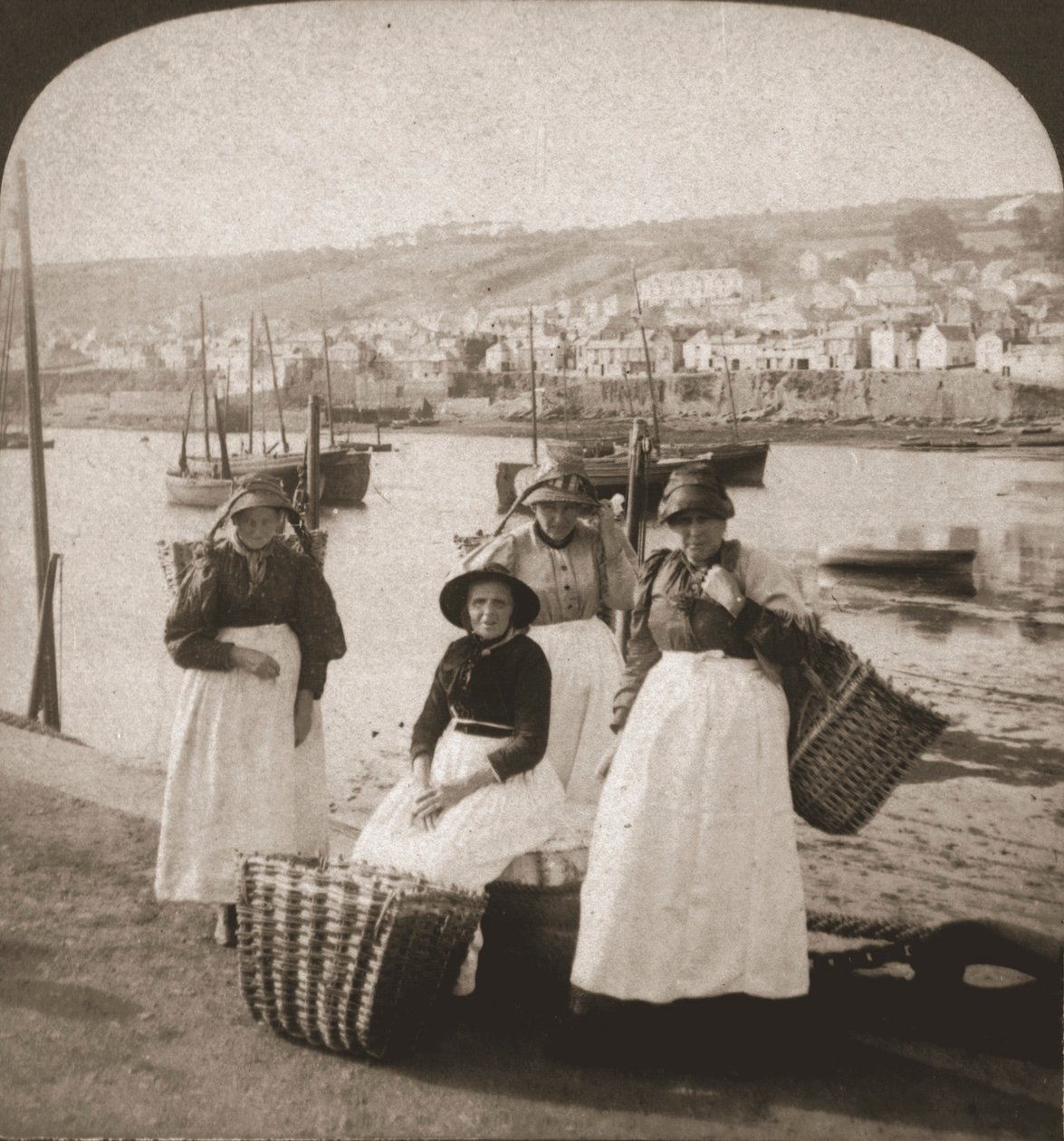 Halasszonyok Newlynben, Cornwallban, 1900. alkotó: Works and Sun Sculpture Studios