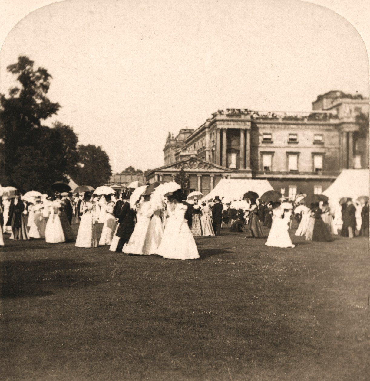 Kerti parti, Buckingham-palota, London, Anglia, 1900. alkotó: Works and Sun Sculpture Studios