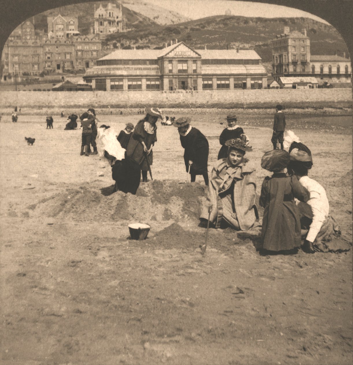 Llandudno tengerpartján, Walesben, 1894. alkotó: Works and Sun Sculpture Studios