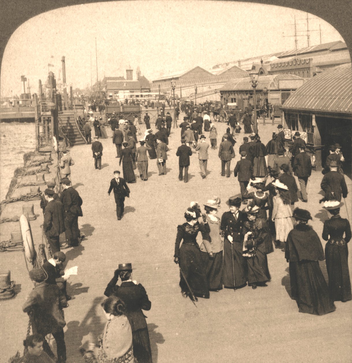 The Ocean Steamship Landing, Liverpool, Anglia, 1901. alkotó: Works and Sun Sculpture Studios