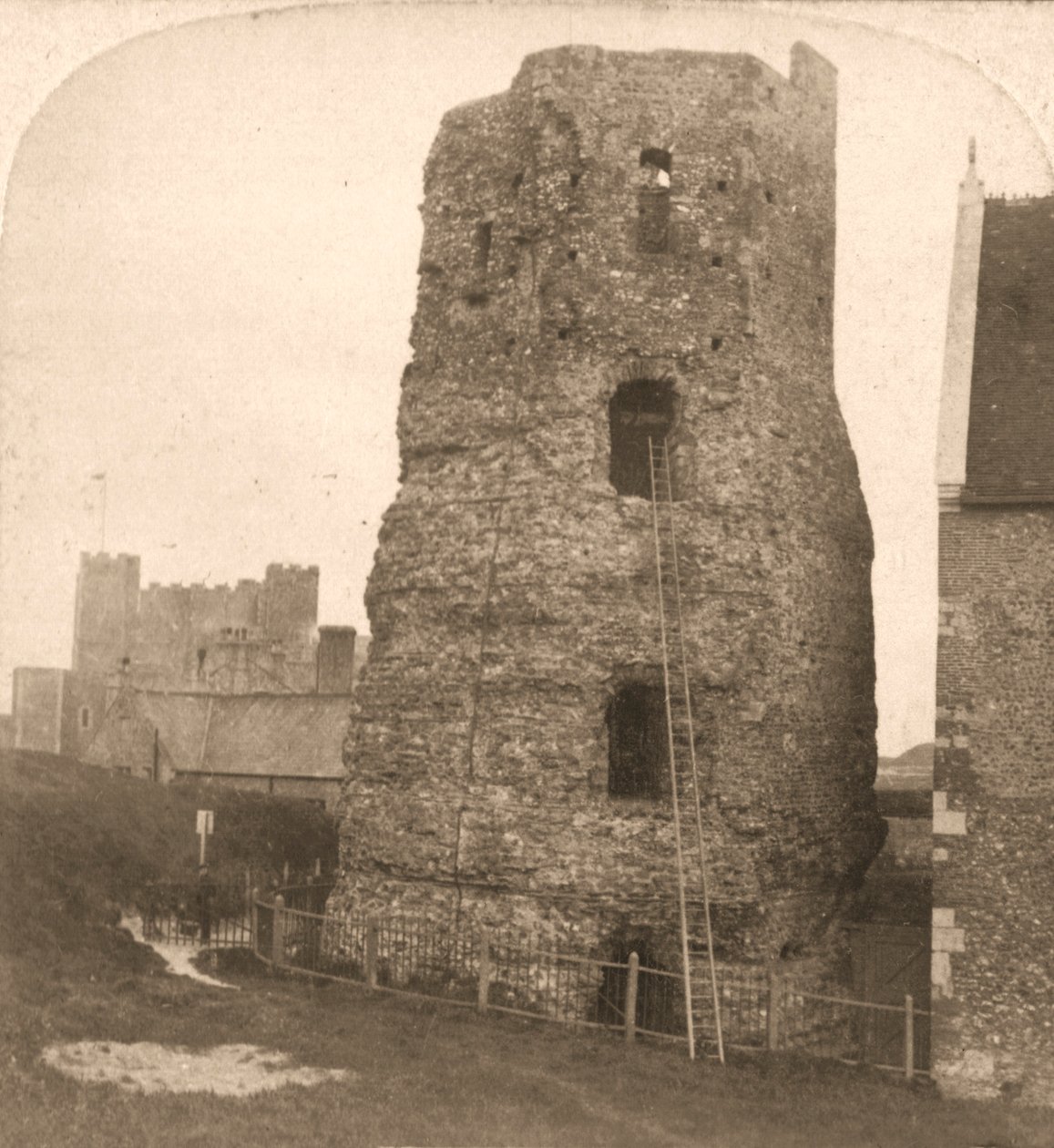The Old Pharos of Dover, római világítótorony, Anglia, 1900. alkotó: Works and Sun Sculpture Studios