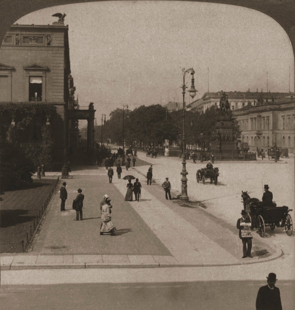 Unter den Linden, Berlin, 1903. alkotó: Works and Sun Sculpture Studios