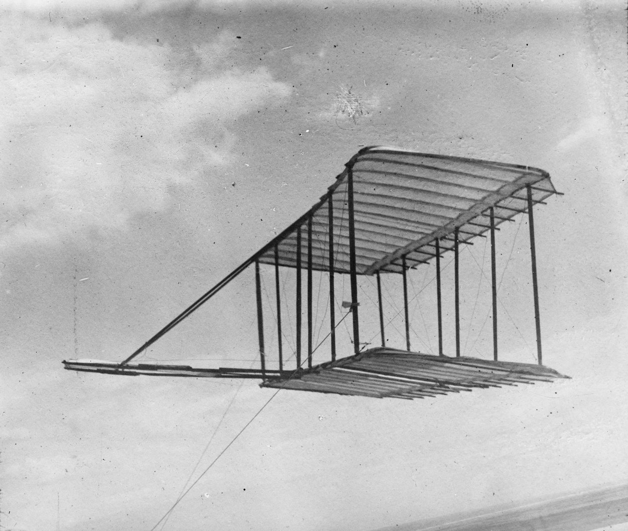 Sárkányként repülő sikló képe, 1900 alkotó: Wright Brothers