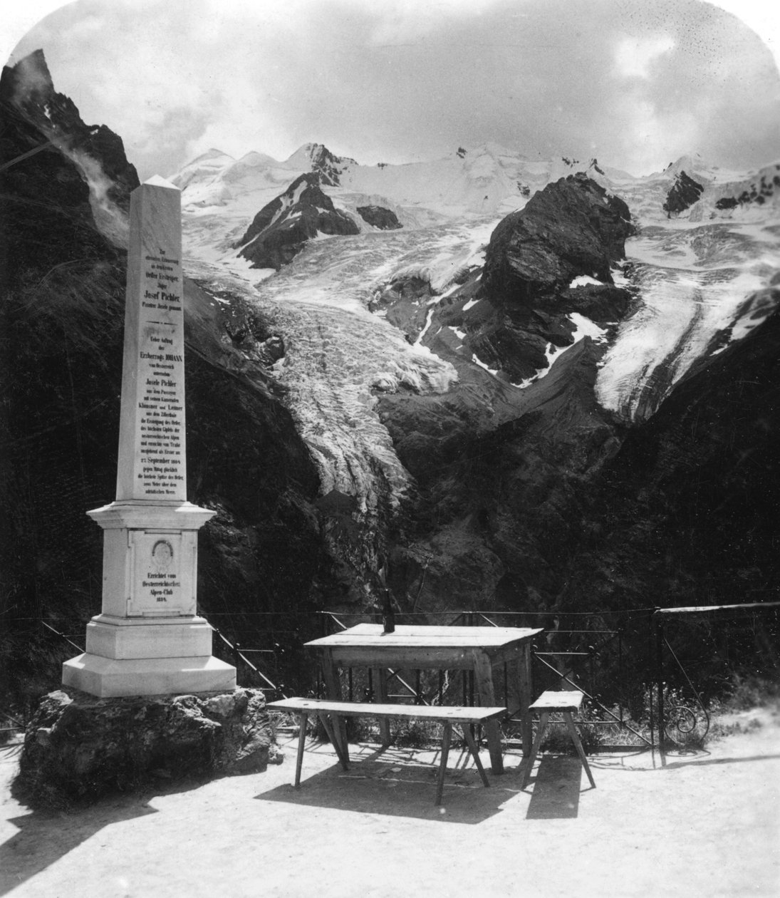 Emlékmű a Stilfserjoch Strasse-ban, Weisse Knott, Tirol, 1900-as évek. alkotó: Wurthle and Sons