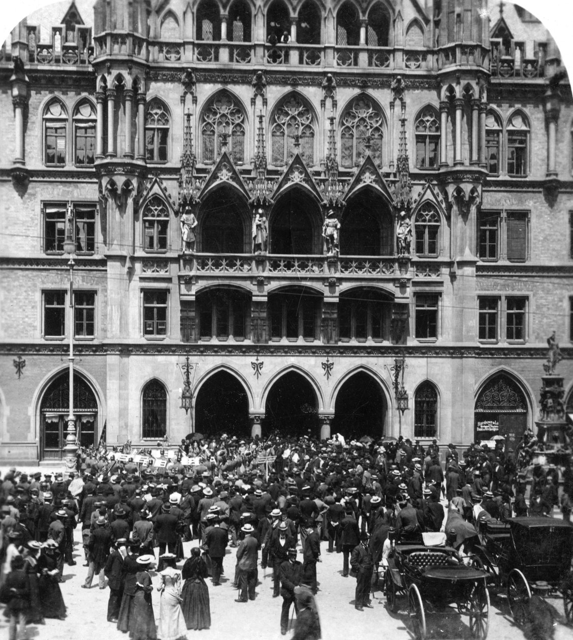 Szabadtéri koncert a városházán, München, Németország, 1900-as évek. alkotó: Wurthle and Sons