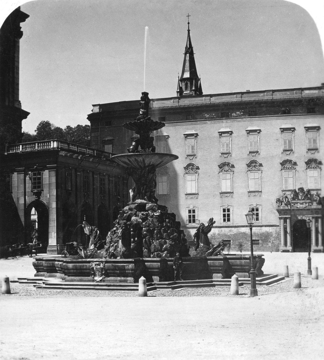 Udvari szökőkút és rezidencia, Salzburg, Ausztria, 1900-as évek. alkotó: Wurthle and Sons