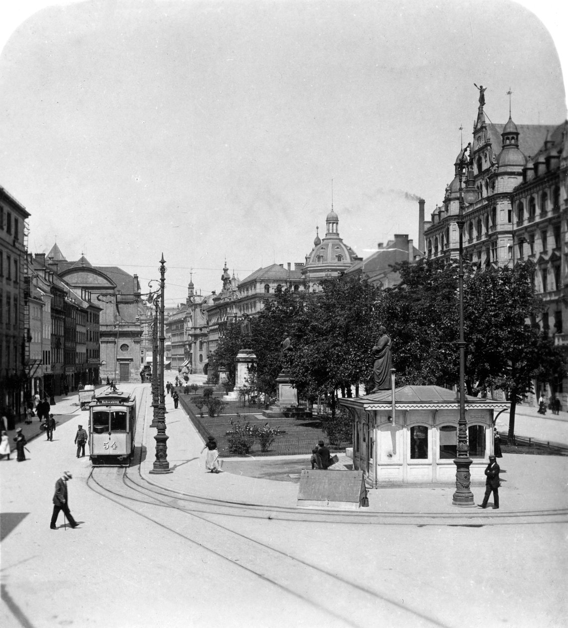 Promenadeplatz Münchenben, Németországban, 1900-as évek. alkotó: Wurthle and Sons