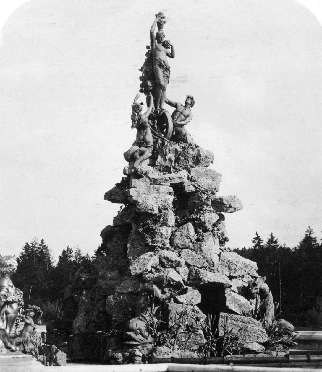 A szökőkút a Herrenchiemsee-palotában, Bajorország, Németország, 1900-as évek. alkotó: Wurthle and Sons