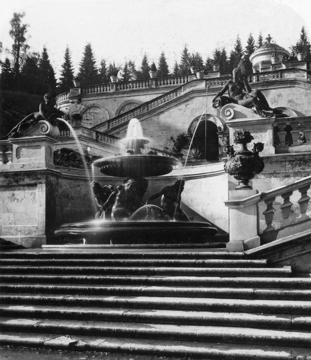 A szökőkút a Linderhof-palotában, Bajorország, Németország, 1900-as évek. alkotó: Wurthle and Sons