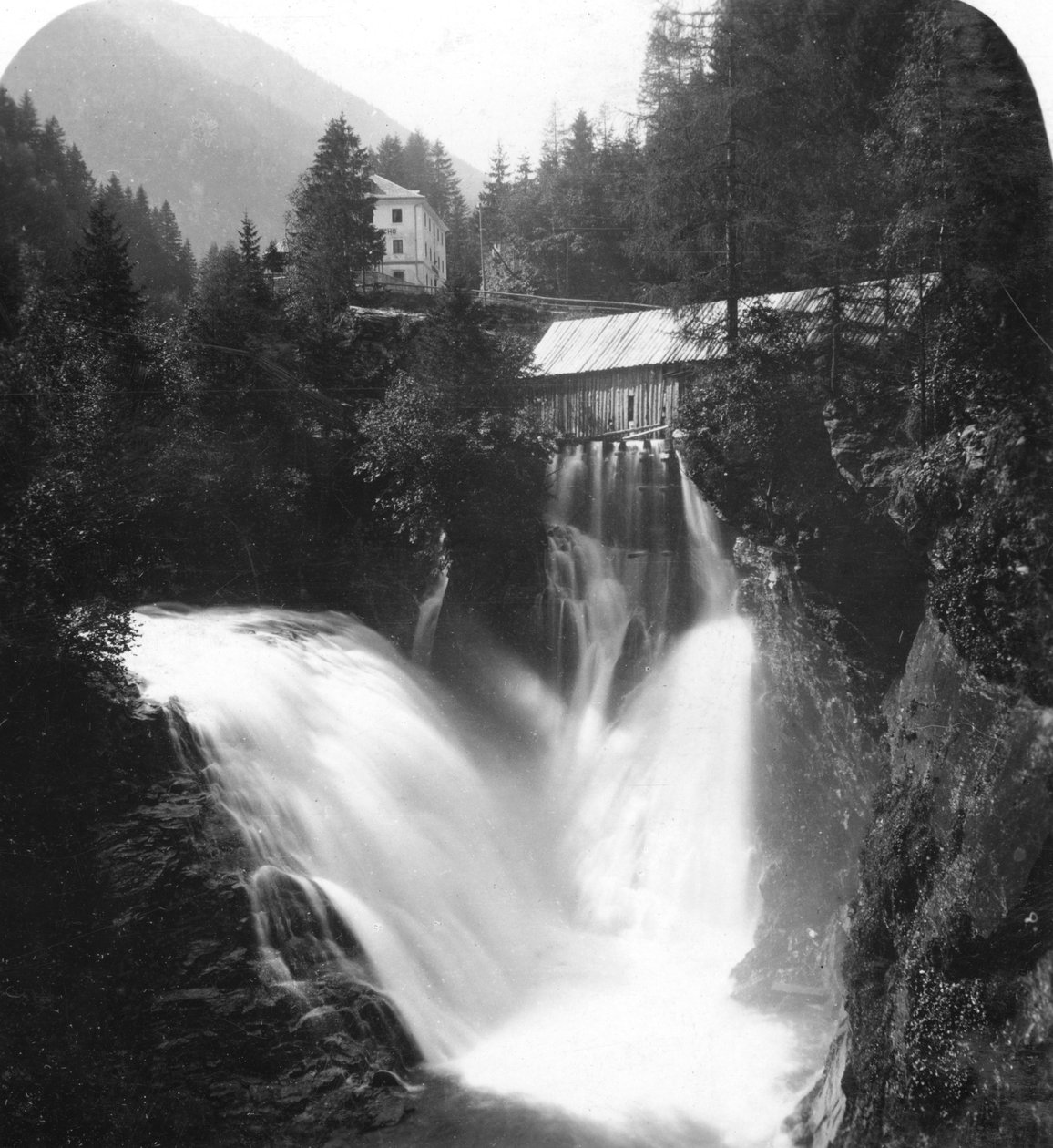 A vízesés Badgasteinben, Ausztriában, 1900-as évek. alkotó: Wurthle and Sons