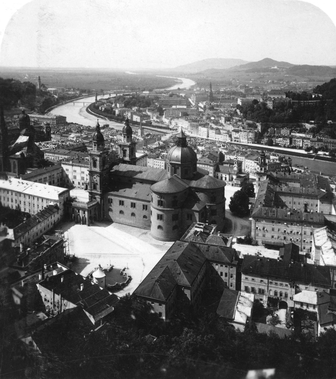 Kilátás Salzburgra a Hohensalzburg erődből, Salzburg, Ausztria, c1900 alkotó: Wurthle and Sons