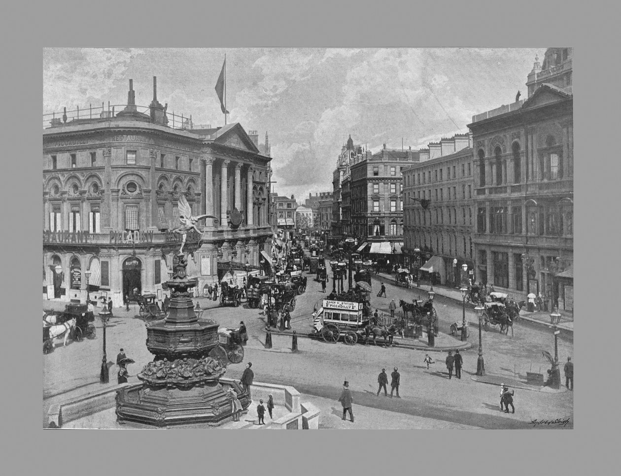 Piccadilly Circus, London, 1900 alkotó: York and Son