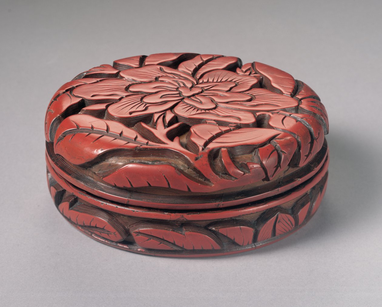 Kör alakú faragott cinóber doboz és borító (lakkozott fa) alkotó: Yuan Dynasty Chinese School