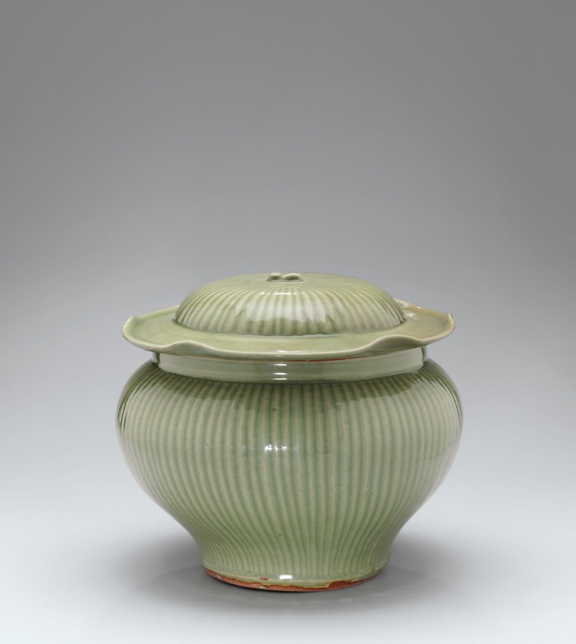 Longquan Celadon Ribbed Jar & Cover alkotó: Yuan Dynasty Chinese School