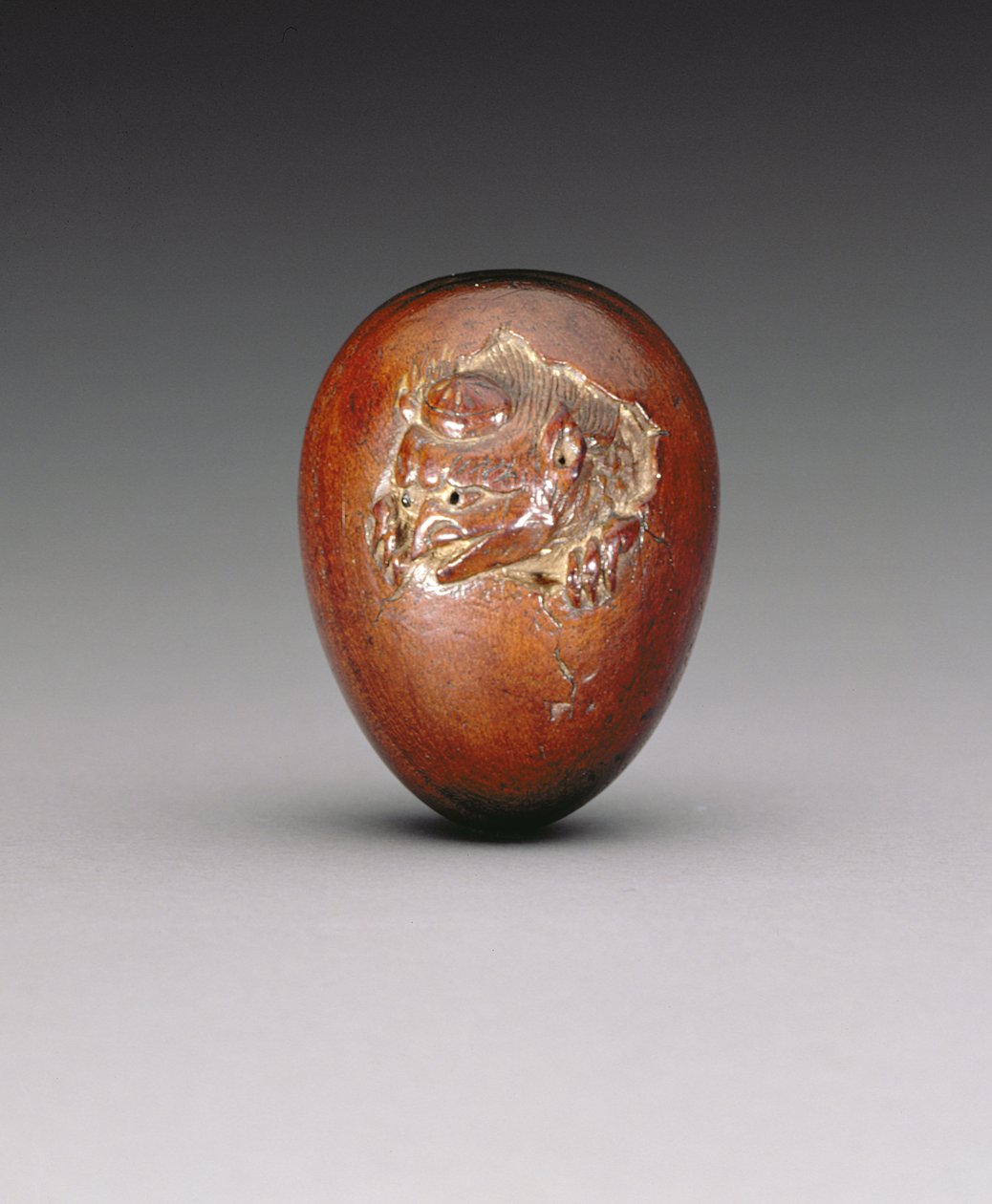Netsuke, amely egy varjút ábrázol a tojásából, 1800-20 körül (puhafa) alkotó: Yuzan