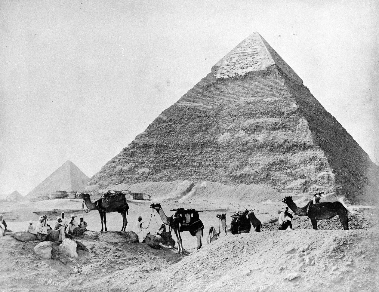 Tevekaraván a gízai piramisok előtt, az 1870-es évek végén alkotó: Zangaki Brothers