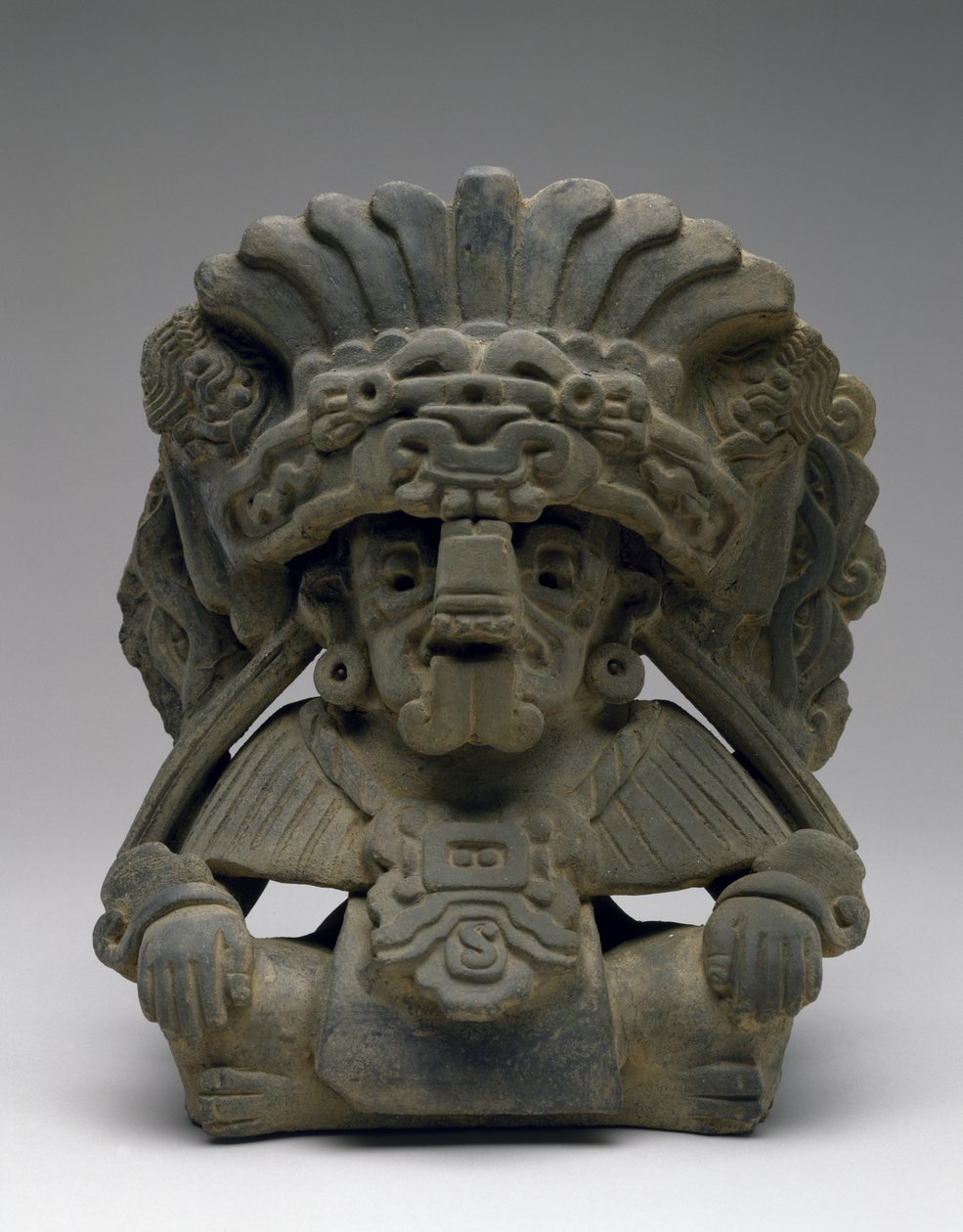 Urna ülő ősszel, i.sz. 600-900 (cserép cserépdarabbal) alkotó: Zapotec Zapotec