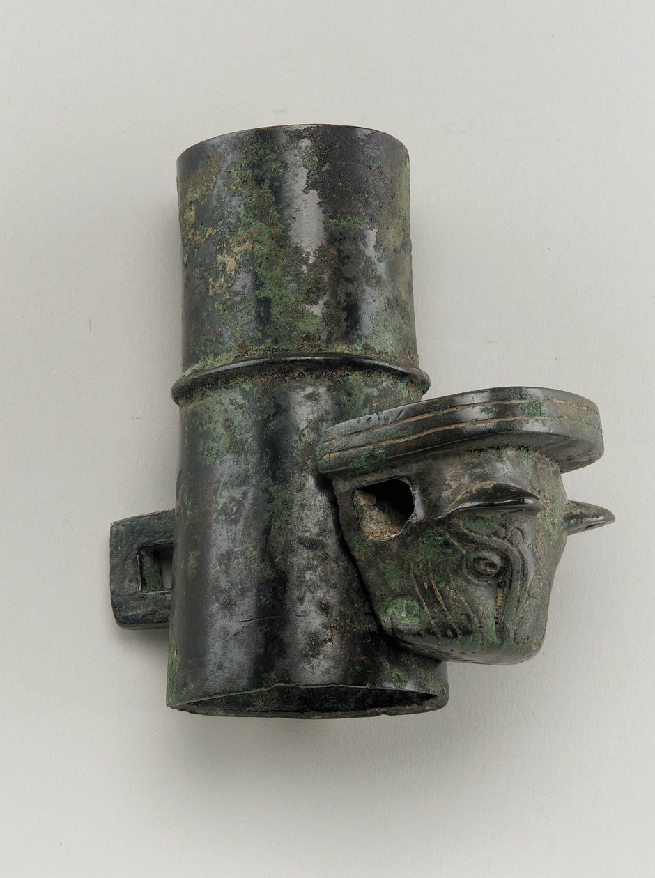 Agysapka macskafej formájában öntött csapszeggel (bronz) alkotó: Zhou Dynasty Chinese School