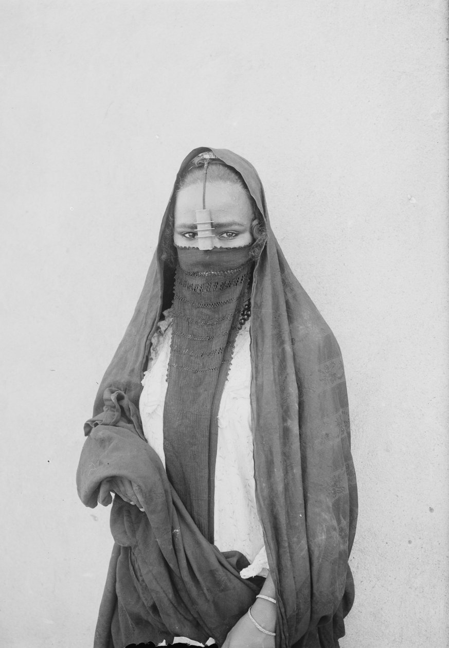 Egy fátyolos nő, Kairó, 1910 körül (f/w fotó) alkotó: . .