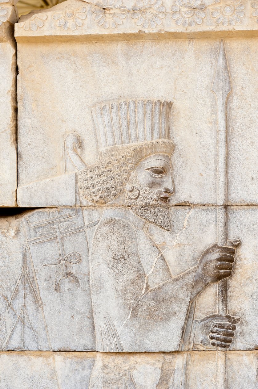 Achaemenid ősi domborműve; perzsa lándzsával; a Halhatatlan Gárda katonája az Apadana-palotán; régészeti lelőhely; ősi perzsa város Persepolis; UNESCO Világörökség része; Fars tartomány; Irán; Ázsia alkotó: Frederick (attr. to) Barnard