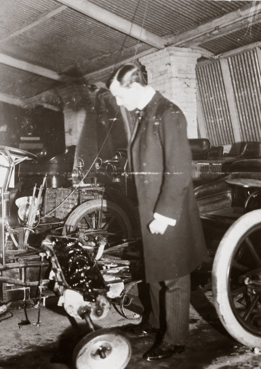 C S Rolls egy autó motorját nézi a garázsában, 1900 alkotó: Ferdinand Georg Waldmuller