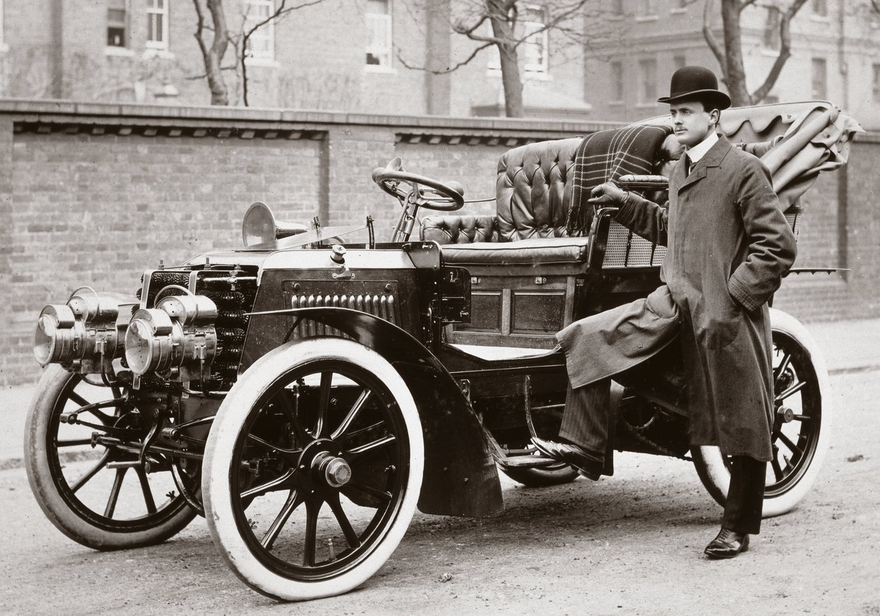 C S Rolls egy 20 LE-s Panhard motorautó mellett állva alkotó: Ferdinand Georg Waldmuller