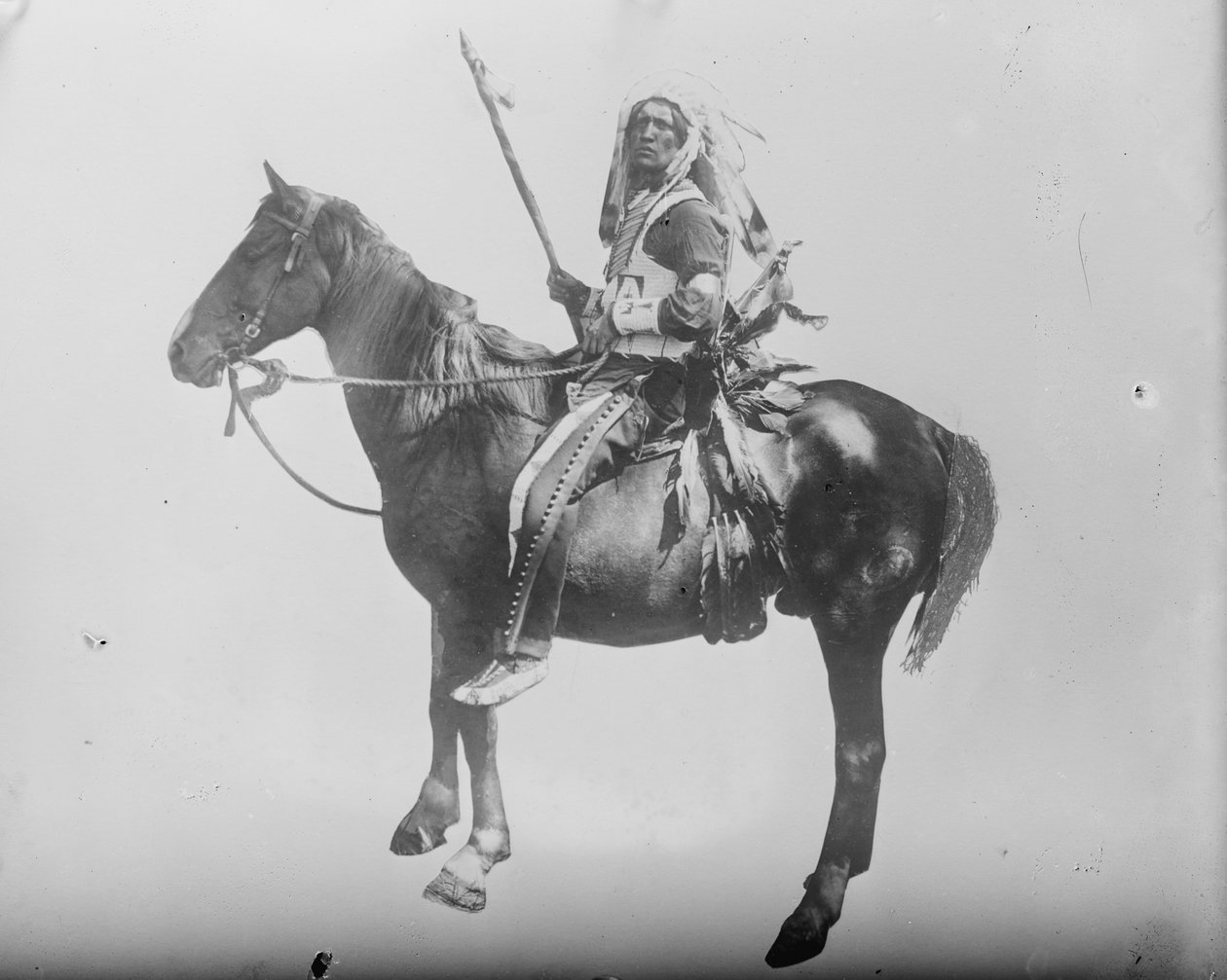 Chief Deep Sky-Indian lóra ülve, 1900 körül (f/w fotó) alkotó: . .