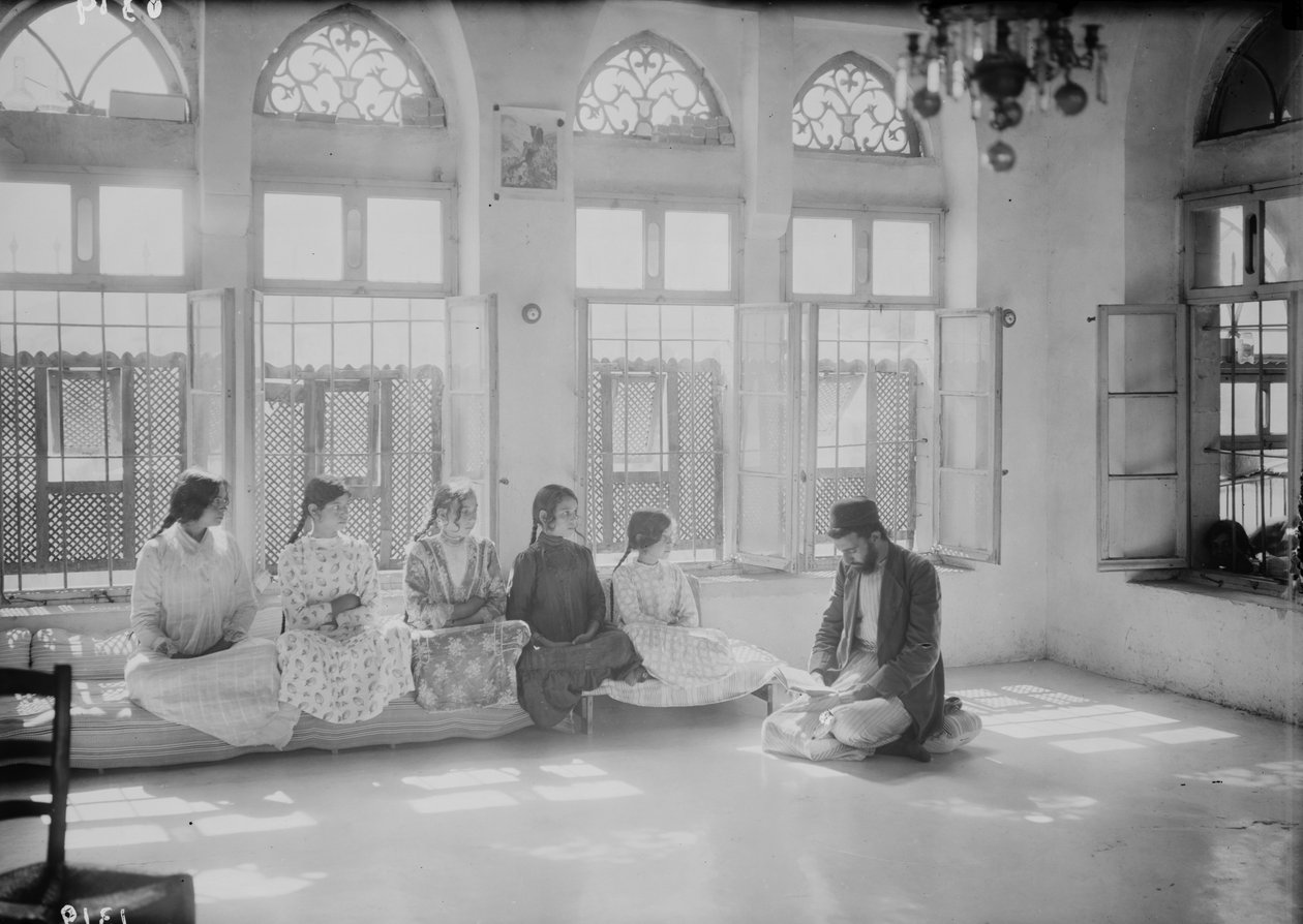 Gyermekek és tanár egy szamaritánus iskolában Nablusban, kb. 1920 (f/w fotó) alkotó: . .