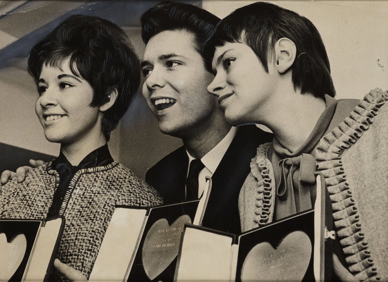 "Cliff Richard (született 1940-ben), Rita Tushingham (született 1942-ben) és Helen Shapiro (született 1946-ban)" alkotó: Frederick (attr. to) Barnard