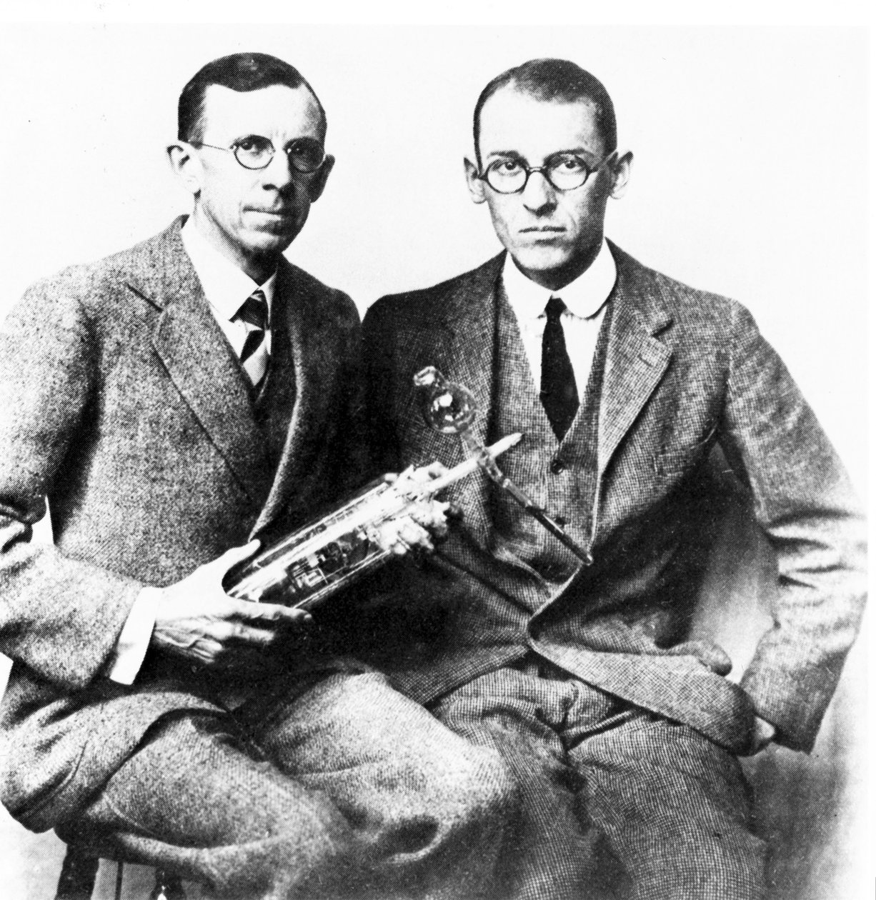 Clinton J Davisson és Lester H Germer amerikai fizikusok, 1927 alkotó: Frederick (attr. to) Barnard