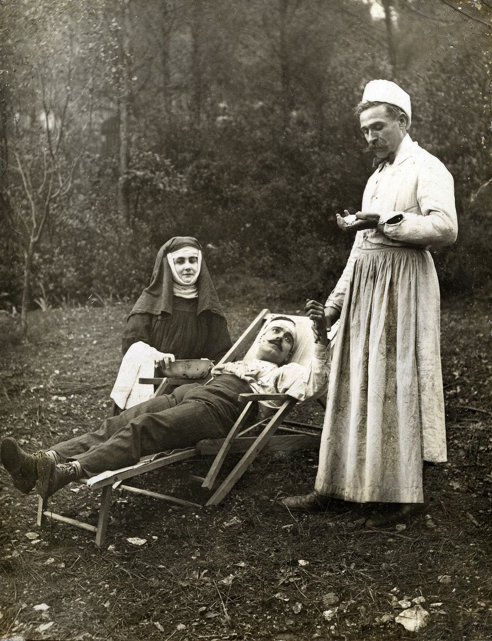 Egy sérült férfi pulzusát mérő orvos egy nővér apáca segítségével, 1900 körül (f/w fotó) alkotó: . .