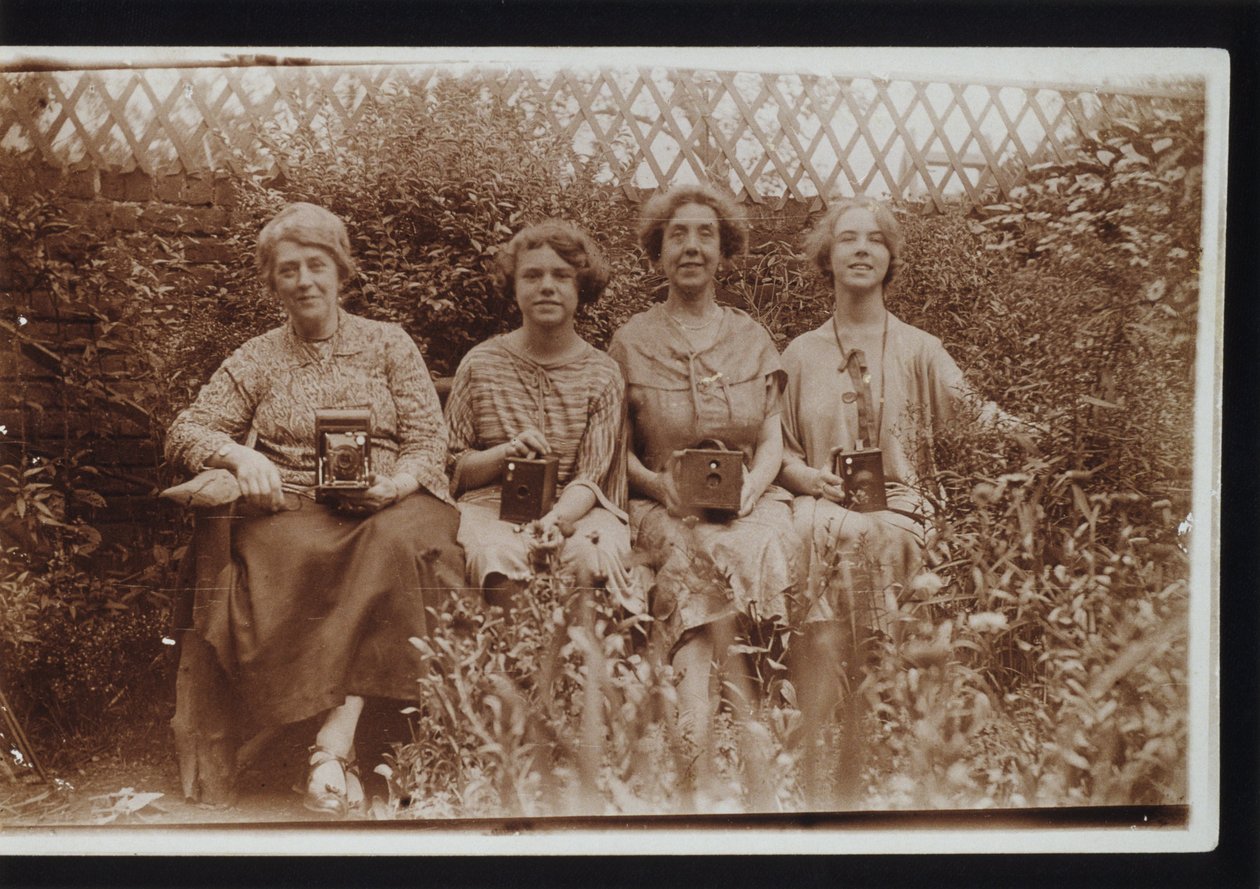 Négy nő Kodak fényképezőgépekkel, köztük Brownie fényképezőgépekkel, az 1900-as évekből alkotó: Frederick (attr. to) Barnard