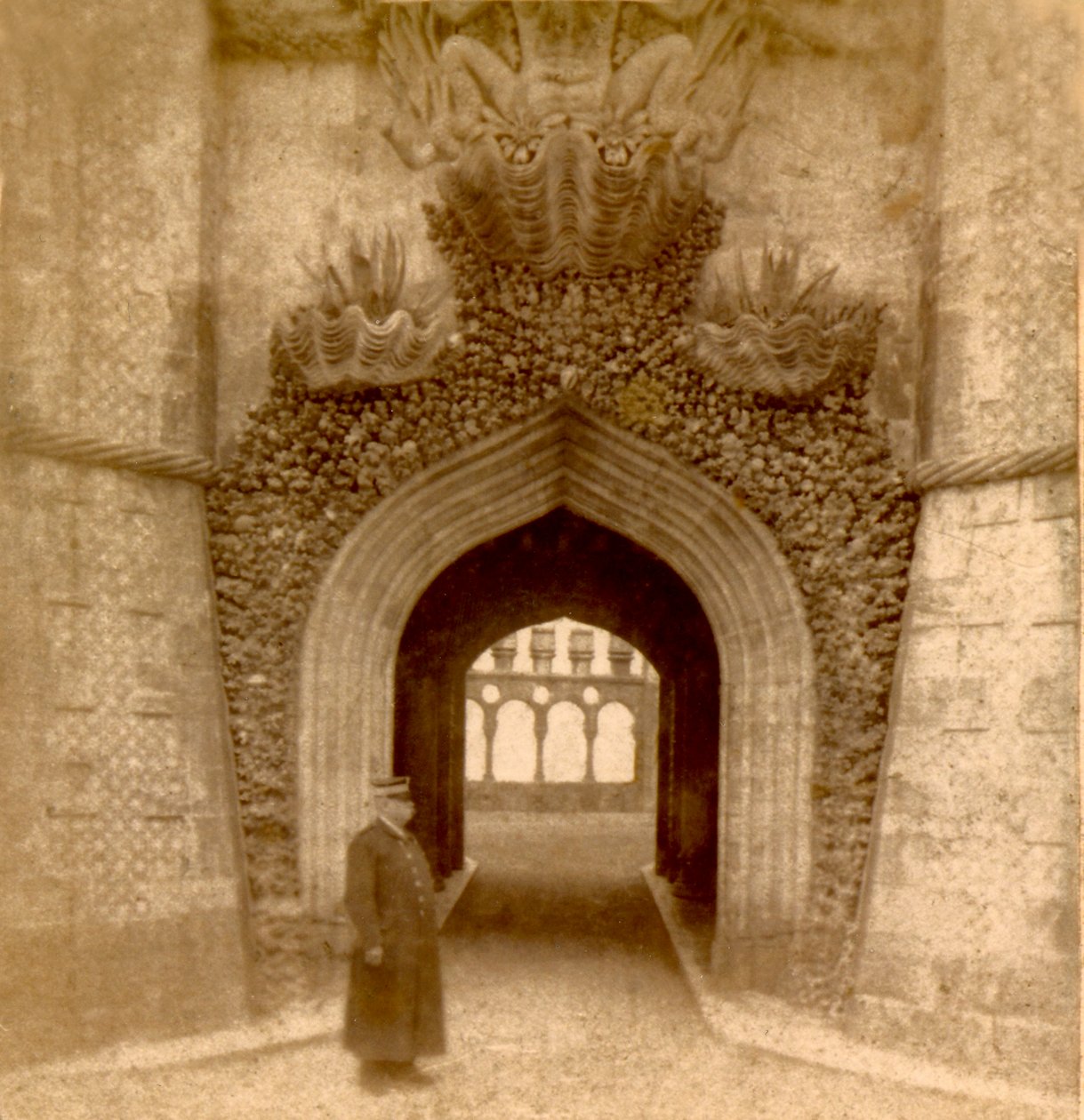 Őr a Pena-palota (Palacio da Pena) bejárata előtt, Sintra, Lisszabon, Portugália 1888 körül (fotó) alkotó: Frederick (attr. to) Barnard