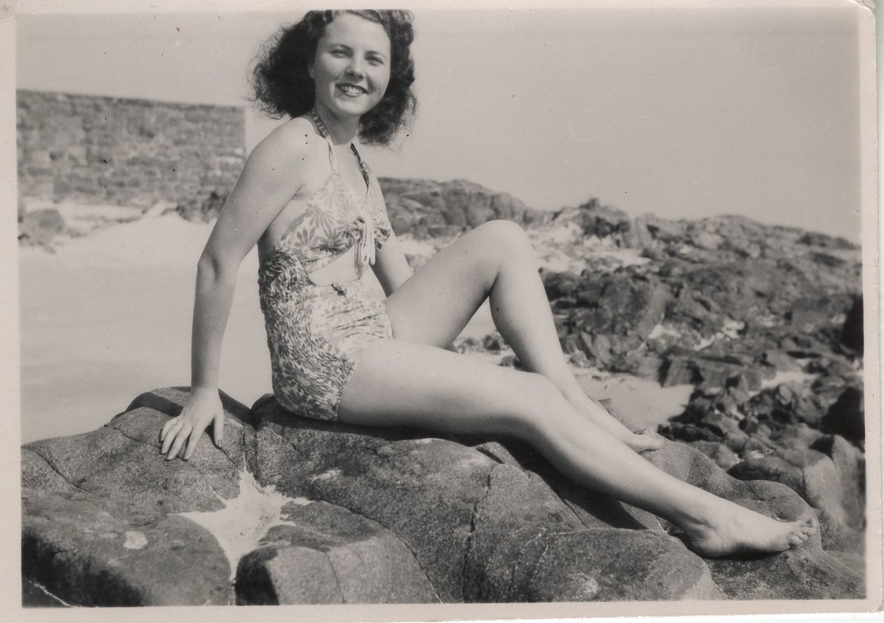 Nyaraló „ráncolt” fürdőruhát viselő, 1940-es évek vége (f/w fotó) alkotó: Hippolyte Lalaise Devéria